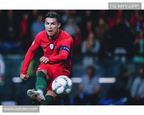 足球明星独特纹身与眼睛特写展示个性魅力与运动精神 足球明星独特纹身与眼睛特写展示个性魅力与运动精神